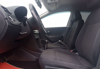 Подержанный автомобиль Volkswagen Polo Sedan 2013 года (10 фото)