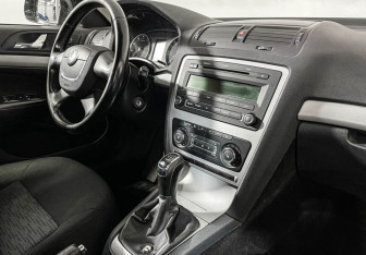 Подержанный автомобиль Skoda Octavia Liftback 2012 года (9 фото)