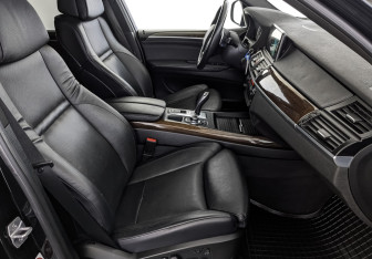 Подержанный автомобиль BMW X5 2013 года (22 фото)