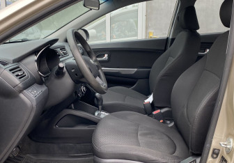Подержанный автомобиль Kia Rio Sedan 2012 года (17 фото)
