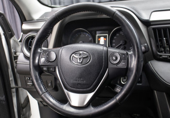 Подержанный автомобиль Toyota RAV4 2016 года (16 фото)