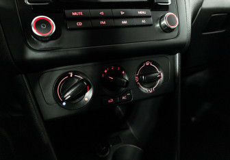 Подержанный автомобиль Volkswagen Polo Sedan 2012 года (9 фото)