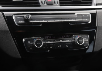 Подержанный автомобиль BMW X1 2020 года (15 фото)