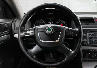Подержанный автомобиль Skoda Octavia Liftback 2013 года (12 фото)