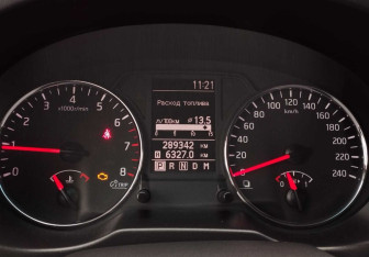 Подержанный автомобиль Nissan X-Trail 2011 года (13 фото)