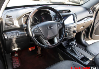 Подержанный автомобиль Kia Sorento 2016 года (17 фото)