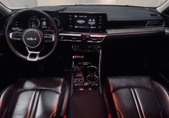 Подержанный автомобиль Kia K5 2021 года (11 фото)