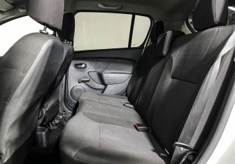 Подержанный автомобиль Renault Sandero 2018 года (10 фото)