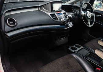 Подержанный автомобиль Honda Odyssey Compactvan 2004 года (9 фото)