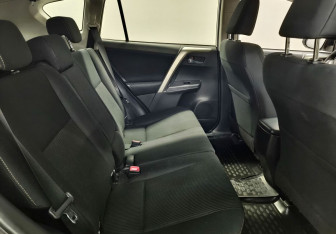 Подержанный автомобиль Toyota RAV4 2015 года (12 фото)