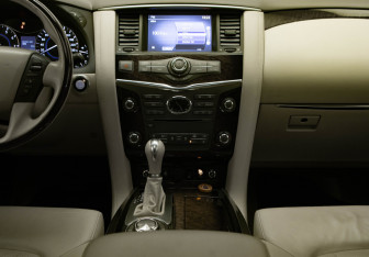 Подержанный автомобиль Infiniti QX56 2012 года (19 фото)