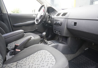 Подержанный автомобиль Skoda Fabia Hatchback 2005 года (11 фото)