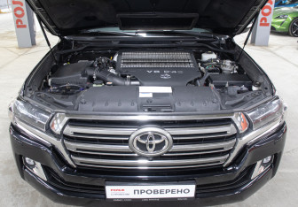 Подержанный автомобиль Toyota Land Cruiser Suv 2021 года (9 фото)