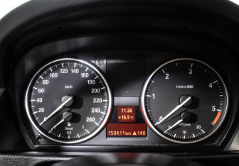 Подержанный автомобиль BMW X1 2012 года (12 фото)