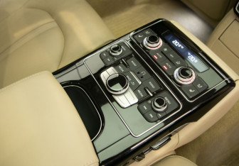 Подержанный автомобиль Audi A8 2016 года (30 фото)