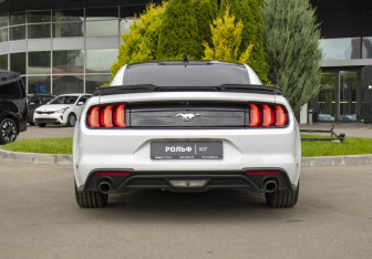 Подержанный автомобиль Ford Mustang Coupe 2020 года (6 фото)