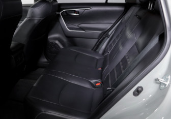 Подержанный автомобиль Toyota RAV4 2020 года (10 фото)