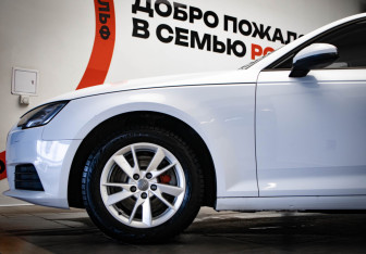Подержанный автомобиль Audi A4 Sedan 2018 года (32 фото)