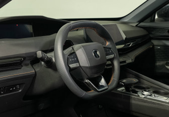 Подержанный автомобиль Changan UNI-V 2024 года (13 фото)