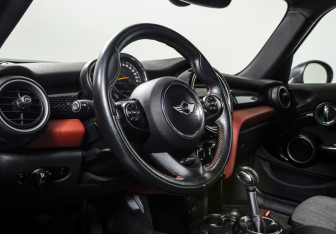 Подержанный автомобиль MINI Hatch 2015 года (10 фото)