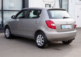 Подержанный автомобиль Skoda Fabia Hatchback 2011 года (7 фото)