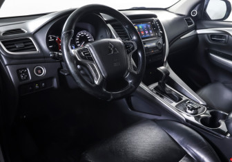 Подержанный автомобиль Mitsubishi Pajero Sport 2018 года (14 фото)