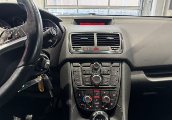 Подержанный автомобиль Opel Meriva 2012 года (16 фото)