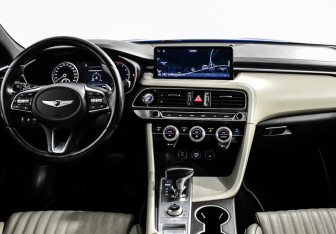 Подержанный автомобиль Genesis G70 2021 года (11 фото)