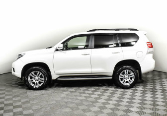 Подержанный автомобиль Toyota Land Cruiser Prado 2012 года (3 фото)