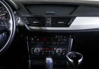 Подержанный автомобиль BMW X1 2014 года (14 фото)