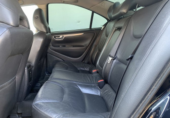 Подержанный автомобиль Volvo S60 2006 года (11 фото)