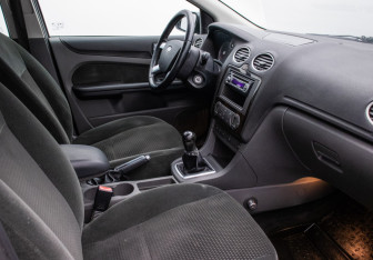 Подержанный автомобиль Ford Focus Sedan 2006 года (9 фото)