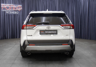Подержанный автомобиль Toyota RAV4 2021 года (6 фото)