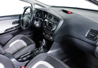 Подержанный автомобиль Kia Ceed Hatchback 2013 года (10 фото)