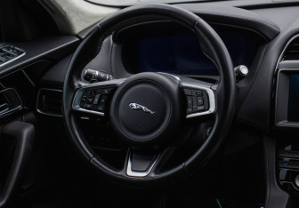 Подержанный автомобиль Jaguar F-Pace 2018 года (15 фото)