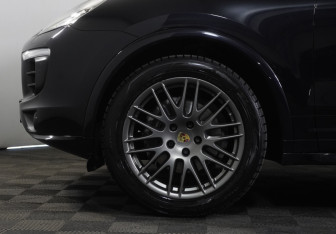 Подержанный автомобиль Porsche Cayenne 2016 года (24 фото)