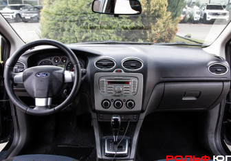 Подержанный автомобиль Ford Focus Sedan 2007 года (9 фото)