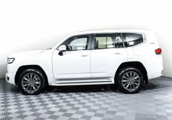 Подержанный автомобиль Toyota Land Cruiser Suv 2021 года (3 фото)