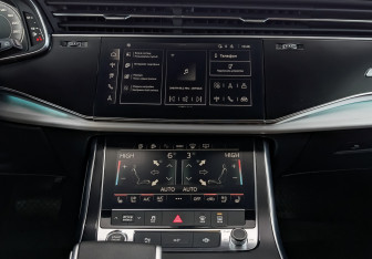 Подержанный автомобиль Audi Q8 2023 года (17 фото)