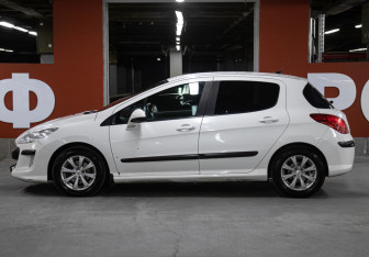 Подержанный автомобиль Peugeot 308 Hatchback 2008 года (8 фото)