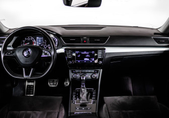 Подержанный автомобиль Skoda Superb Liftback 2015 года (11 фото)