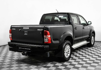 Подержанный автомобиль Toyota Hilux 2014 года (3 фото)