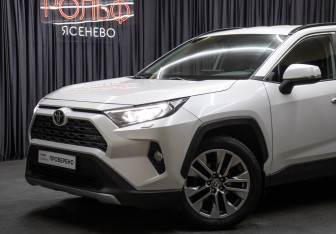 Подержанный автомобиль Toyota RAV4 2019 года (20 фото)
