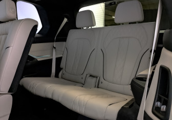Подержанный автомобиль BMW X7 2024 года (29 фото)