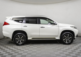 Подержанный автомобиль Mitsubishi Pajero Sport 2016 года (4 фото)