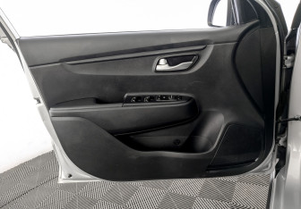 Подержанный автомобиль Kia Rio Hatchback 2021 года (19 фото)