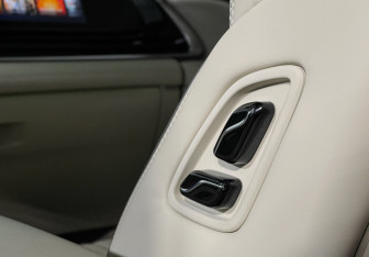 Подержанный автомобиль Voyah Dream 2022 года (19 фото)