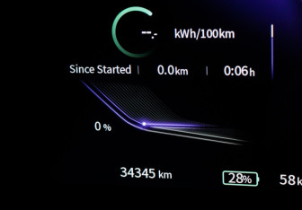 Подержанный автомобиль Hongqi E-HS9 2021 года (11 фото)