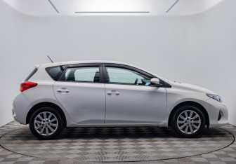 Подержанный автомобиль Toyota Auris Hatchback 2013 года (6 фото)