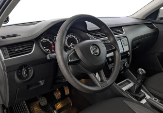Подержанный автомобиль Skoda Octavia Liftback 2019 года (15 фото)